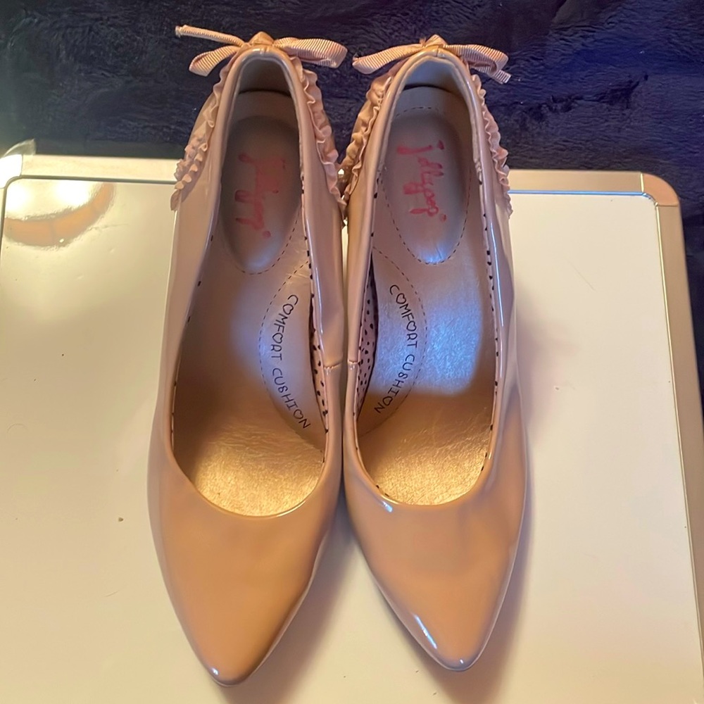 Jellypop Comfort Cushion 8M Tan Patent Ruffle Bow Pumps EUC